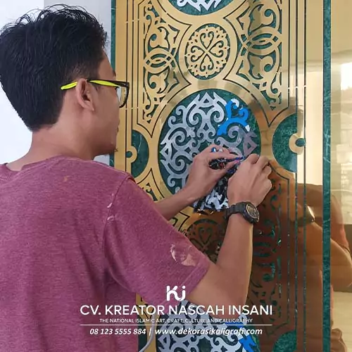 Contoh kaligrafi dinding masjid di Jakarta Selatan dengan desain elegan