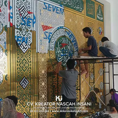 Kaligrafi interior masjid di Jakarta Selatan yang menonjolkan seni Islam