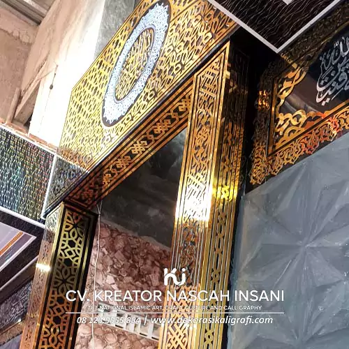 Kaligrafi dinding mihrab dengan desain eksklusif di masjid Jakarta Selatan