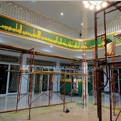 Kaligrafi mihrab masjid di Jakarta Selatan dengan nuansa khusyuk dan menenangkan