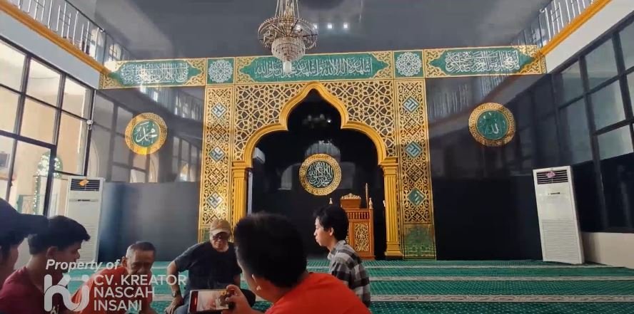 Kaligrafi menggunakan bahan ACP pada dinding masjid di kota Bekasi