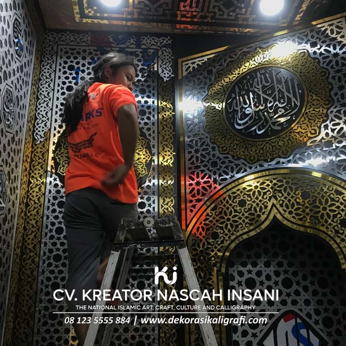 Proses pengerjaan kaligrafi ACP masjid oleh CV. Kreator Nascah Insani di Jakarta Barat