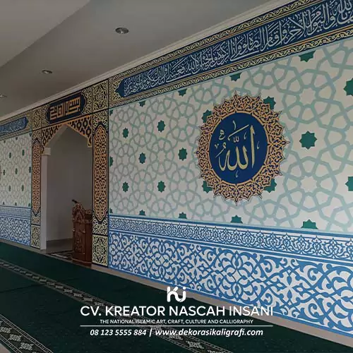 Kaligrafi masjid di Jakarta Timur dengan desain elegan