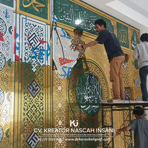 Hiasan kaligrafi indah di masjid Jakarta Timur