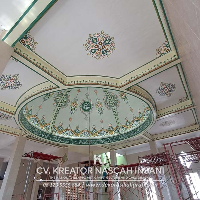 Detail kaligrafi kubah masjid dengan Asmaul Husna di Jakarta Utara