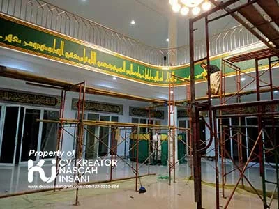 Kaligrafi masjid yang dikerjakan oleh tim ahli di kota Tangerang