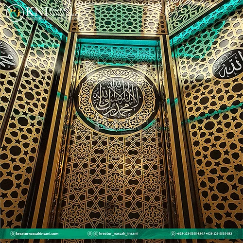 Kaligrafi modern berbahan ACP warna gold elegan terpasang rapi di dinding masjid minimalis