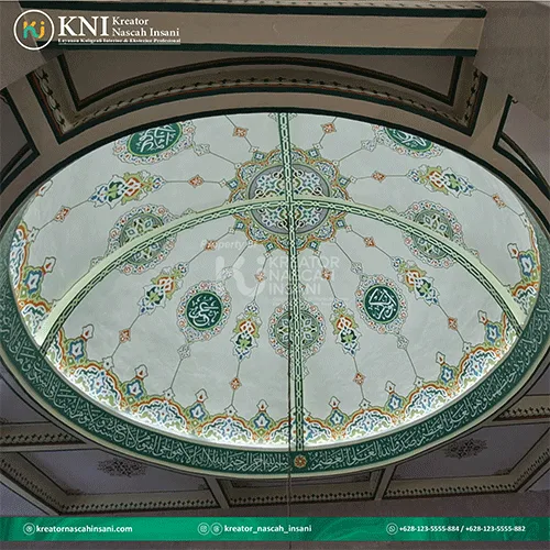 Kubah masjid dengan kaligrafi Arab klasik bergaya Timur Tengah berhiaskan motif geometris dan warna emas elegan