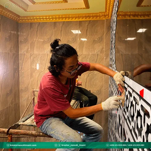 Jamaah duduk di dalam masjid dengan latar kaligrafi indah