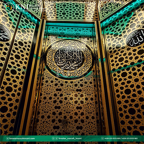 Kaligrafi premium berbahan logam di area mihrab masjid