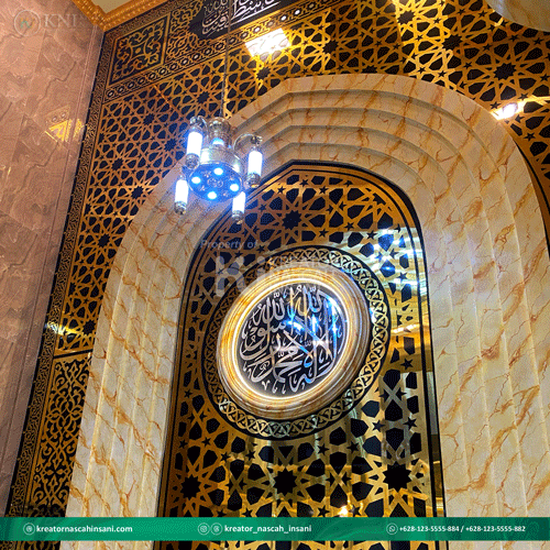 Kaligrafi dan ornamen geometris pada dinding masjid