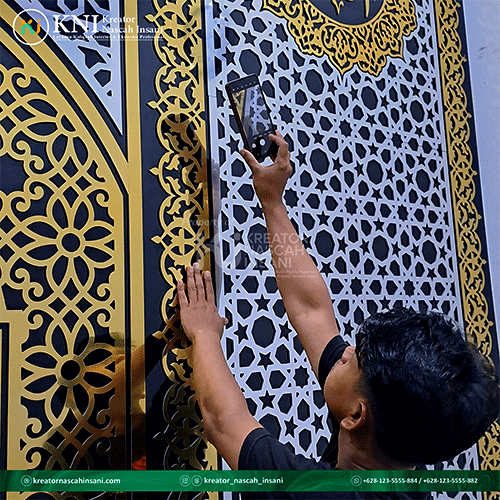 Proses instalasi kaligrafi ACP oleh tim profesional